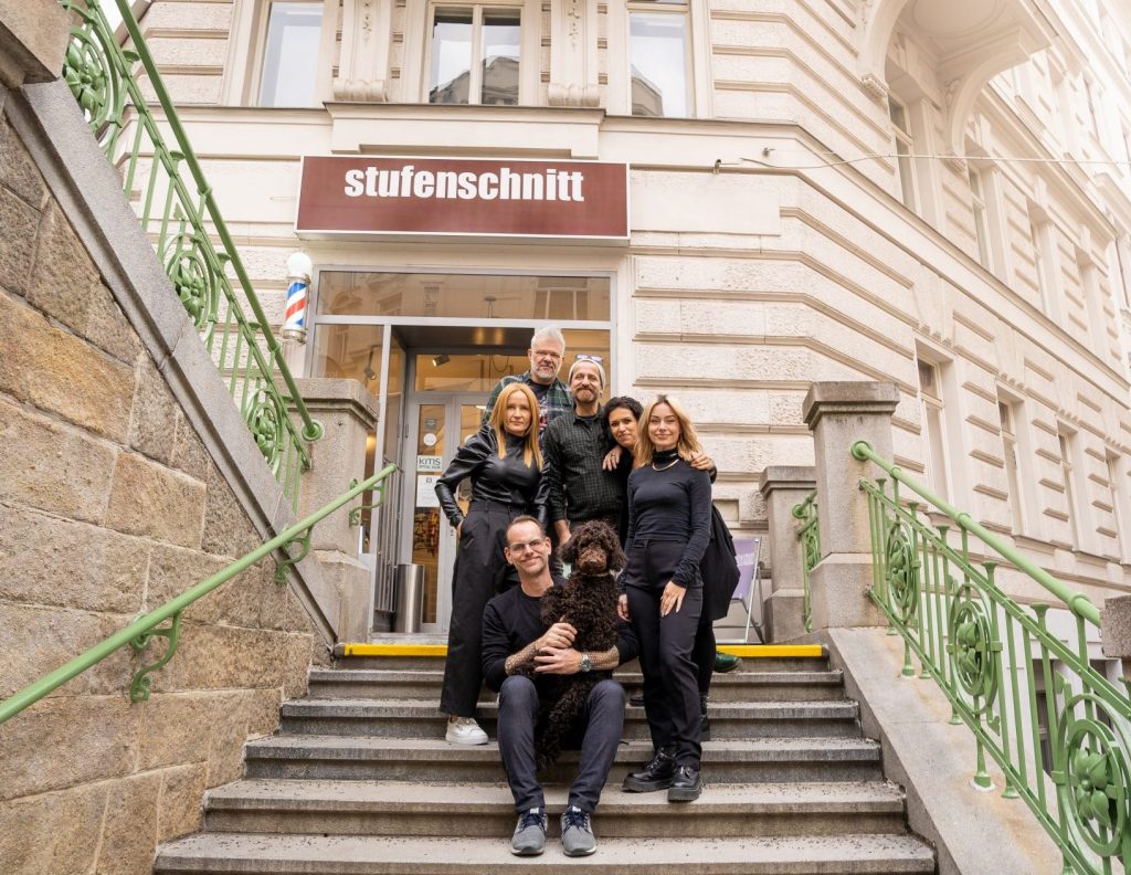 Team Stufenschnitt mit dem Salonhund Alma, vor dem Salon